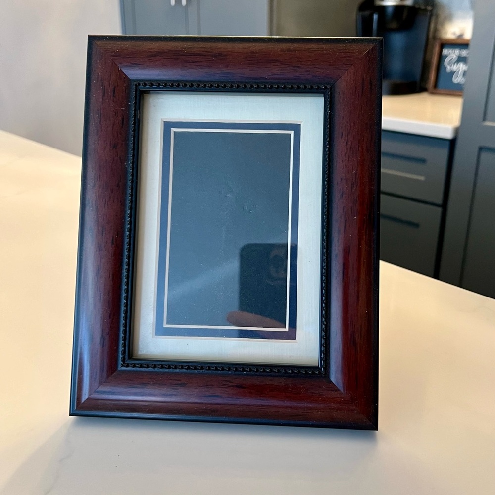 Mahogany style 5 x 7 picture frame